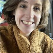 Profesora de inglés imparte clases a personas de todas las edades